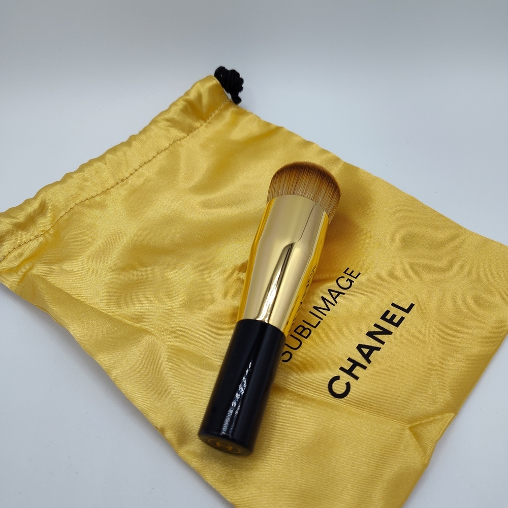 CHANEL Sublimage L’Essence de Teint Makeup Brush Gold Black With Pouch NEW